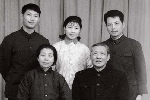1975(x)لcRԼR򣨺УȃŮ