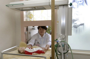 【日本】 當(dāng)?shù)貢r(shí)間2007年5月1日,日本熊本縣熊本市的慈惠醫(yī)院正式啟用國內(nèi)第一個(gè)棄嬰保護(hù)艙,在日本引起贊成和反對(duì)兩極化的意見爭論,首相安倍晉三對(duì)此表達(dá)嚴(yán)重反對(duì)的立場。