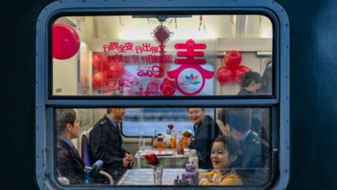 人民來(lái)論：打開春運(yùn)溫情篇章，讓暖意鋪滿回家路