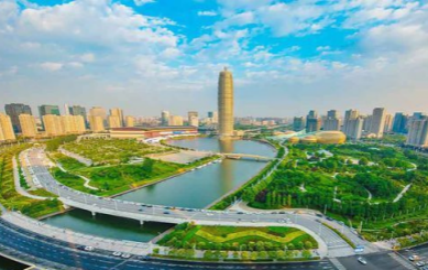        說起河南，很多人會想起一個字：“中”。這里的“中”，既是方言里表示可以的“中”，也是代表中原大地的“中”、地理位置之“中”。不沿邊、不靠海，內(nèi)陸大省何以躍升為“開放前沿”，走上世界經(jīng)濟(jì)大舞臺？【閱讀全文】